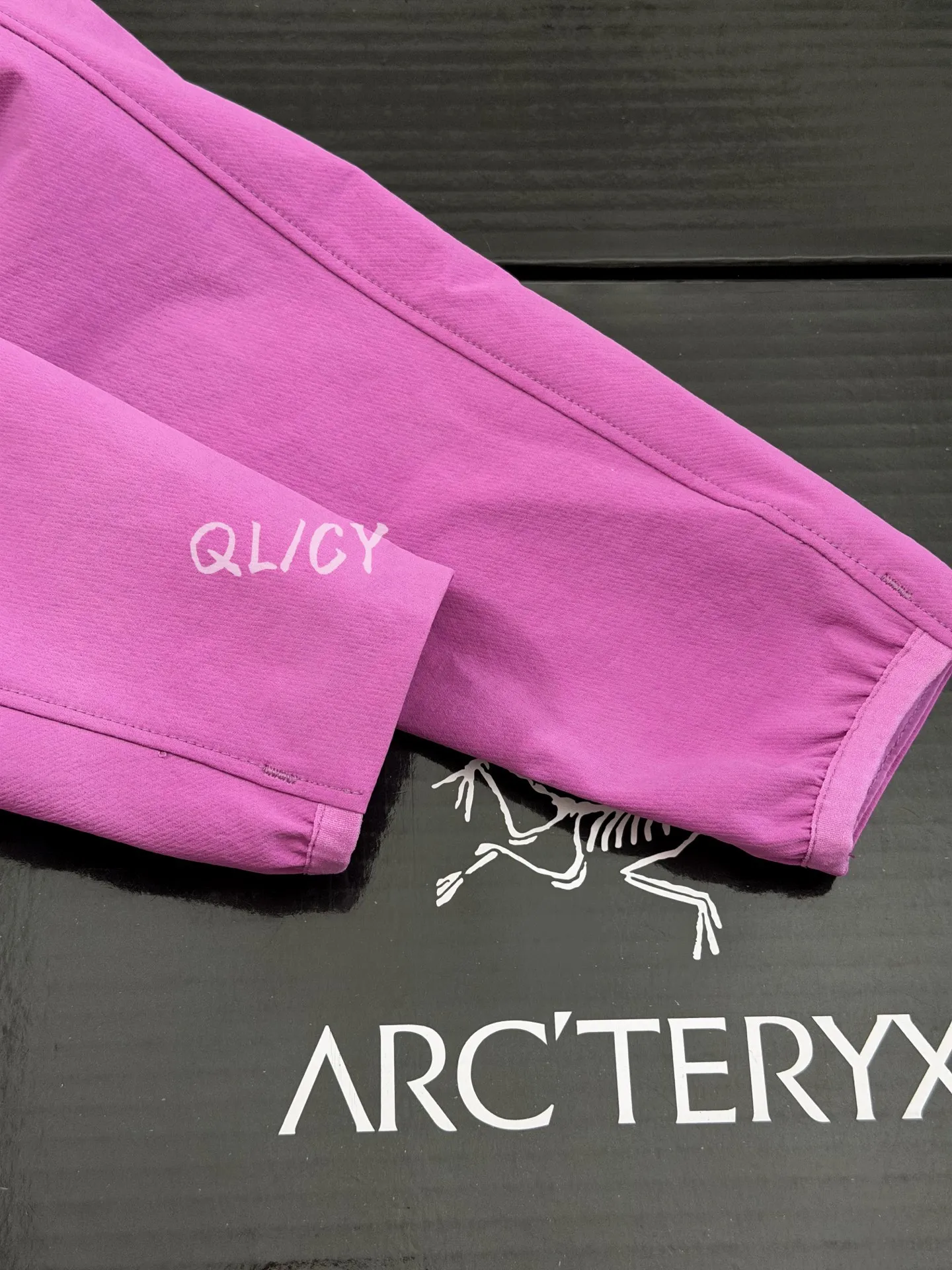 D 12 Arc'teryx GAMMA HOODY ， 、 Same Style 。 🔍 • ： ， 、Breathable ， “ ” 。 • ： Fortius™ 2.0 ， 、 ， Breathable ， 。 • ： ◦ ， ， 。 ◦ ， ， 、leggings 。 ◦ （ Purple ）， ， 。 • ： 、 、 ， 。 💡 • Size： Size ， 。 • ： ◦ ： T / ， ， Sneakers Boots。 ◦ ： 、 ， 。 • ： ， ， 。